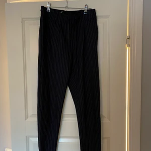 Kostymbyxor - Ett par jättefina kostymbyxor från only. Älskar dessa men har tyvärr vuxit ur dem. Knappt använda så väldigt fina!
