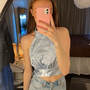 Topp - Jätte fin blå halterneck satintopp från bikbok. Aldrig använd! 💖