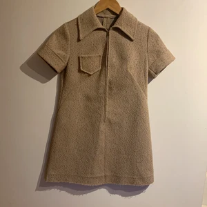 Vintage Miniklänning - Vintage miniklänning, 60/70-tal. Ca strl 34. Ej fållad i kanten men lätt att fixa :)