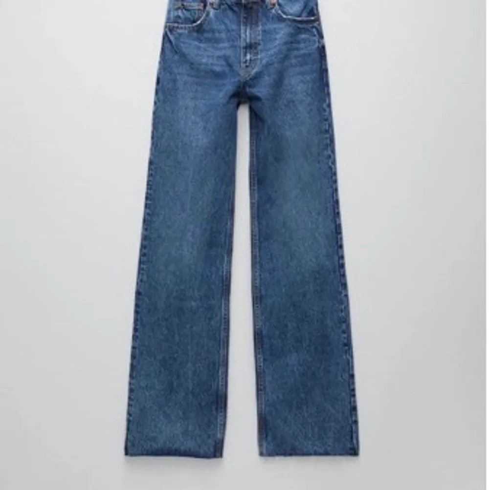 Jeans från zara i nytt skick, använda 1 gång, marinblåa, st 38, . Jeans & Byxor.