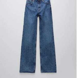 Jeans från zara i nytt skick, använda 1 gång, marinblåa, st 38, 