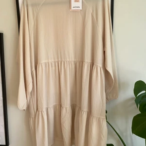 Sommarklänning  - Fin sommarklänning som aldrig varit använd, lapparna sitter kvar! 