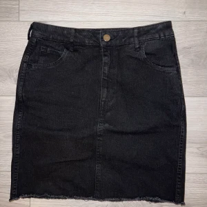 Jeans kjol - Svart jeans kjol från H&M. I storlek S Aldrig använd. Nypris: 199kr Mitt pris: 50kr  Vid snabb affär kan priset sänkas. Fler bilder kan skickas. Möts upp i Tyresö eller skickar. 
