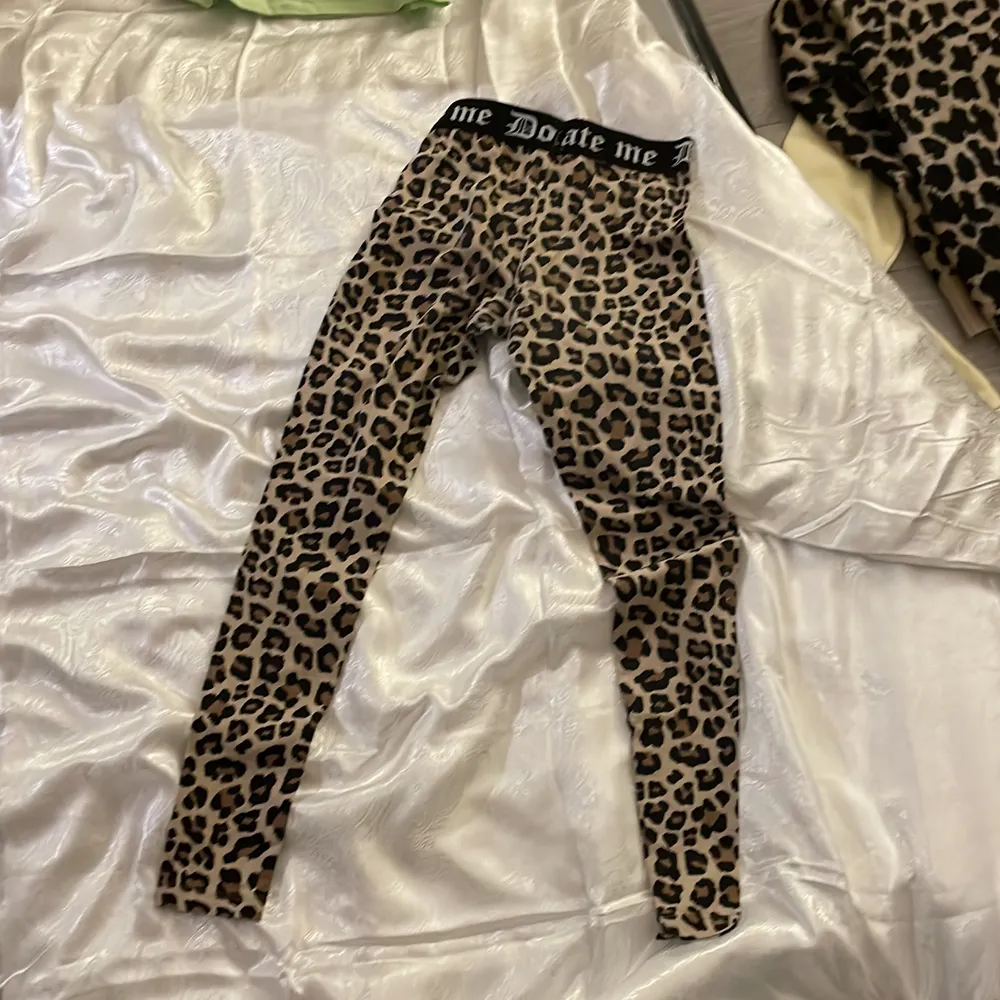 Ett par helt oanvänd leggings i leopard mönster för 30 kr. Jeans & Byxor.