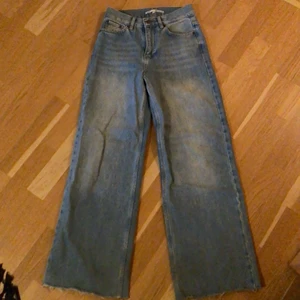 Junkyard jeans - wide leg jeans från junkyard i fint skick. storlek 24 (xs) men klippta nertill, går ner till golvet på mig som är 157. vid köp av 2 eller fler par jeans får du rabatt. möter upp i stockholm, annars står köparen för frakten <3