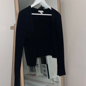 Kofta  - Säljer denna snygga kofta i från H&M i st S. Säljer för 150kr + frakt🥰