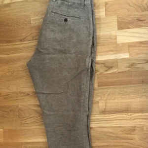 Linnebyxor  - Ljusbruna linnebyxor från GAP i bra skick. Perfekt nu till våren eller sommaren. Jag säljer dem eftersom jag har växt ur dem. 