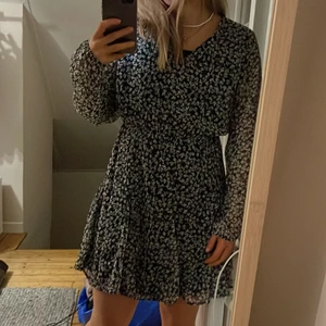Klänning  - Säljer denna söta klänning i st 36/S. Säljer för 200kr + frakt 🥰