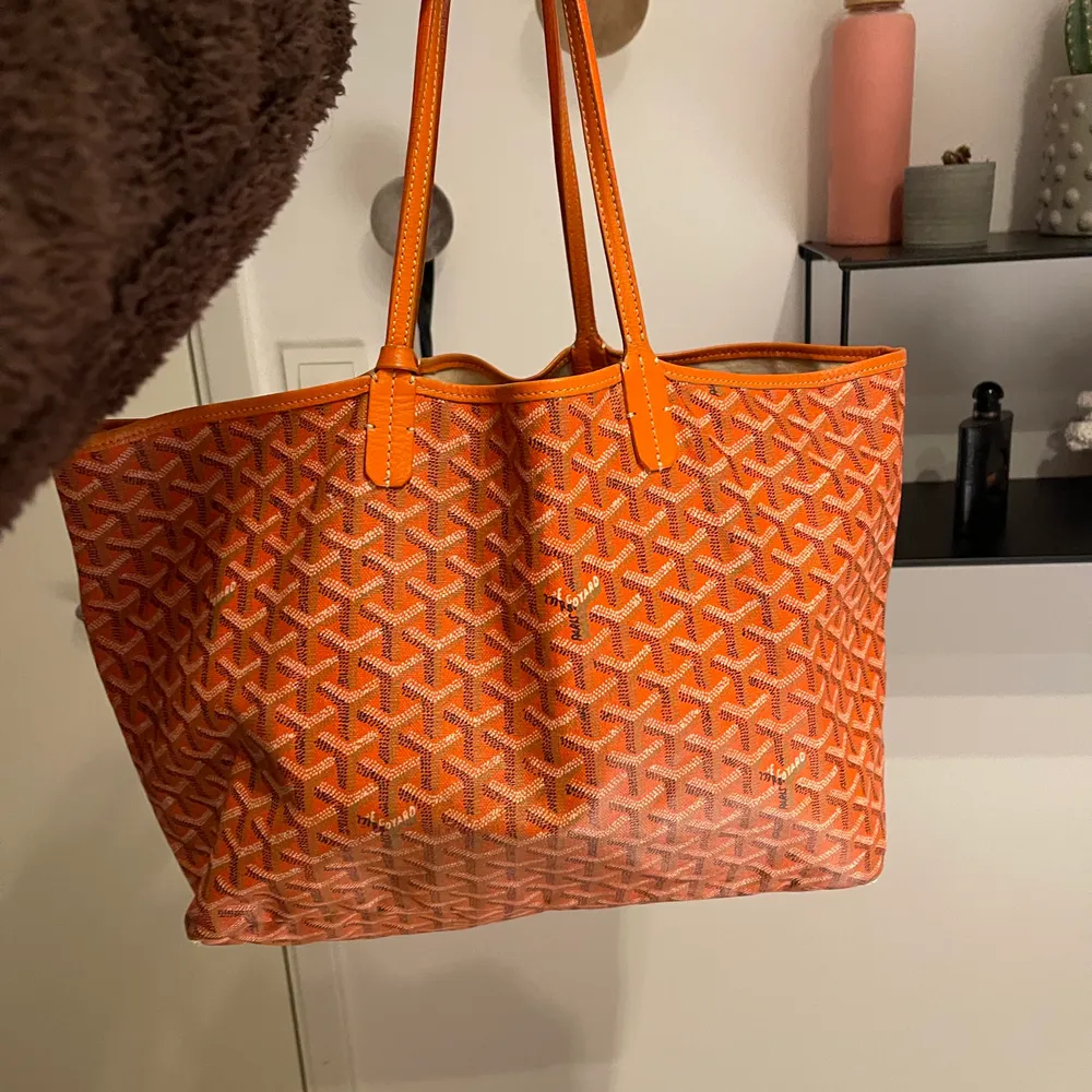 Kollar intresset på min super coola Goyard väska i färgen orange. Den är i storlek Pm (alltså den lilla). Väldigt eftertraktade och snygga väskor! Säljer då den tyvärr inte kommer till användningen. Köpt på the vintage bar i år för 12 000 och är därav givetvis äkta. Väskan är i bra  skick förutom skavanker i hörnen som man kan se på sista bilden. . Väskor.