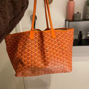 Kollar intresset på min super coola Goyard väska i färgen orange. Den är i storlek Pm (alltså den lilla). Väldigt eftertraktade och snygga väskor! Säljer då den tyvärr inte kommer till användningen. Köpt på the vintage bar i år för 12 000 och är därav givetvis äkta. Väskan är i bra  skick förutom skavanker i hörnen som man kan se på sista bilden. 