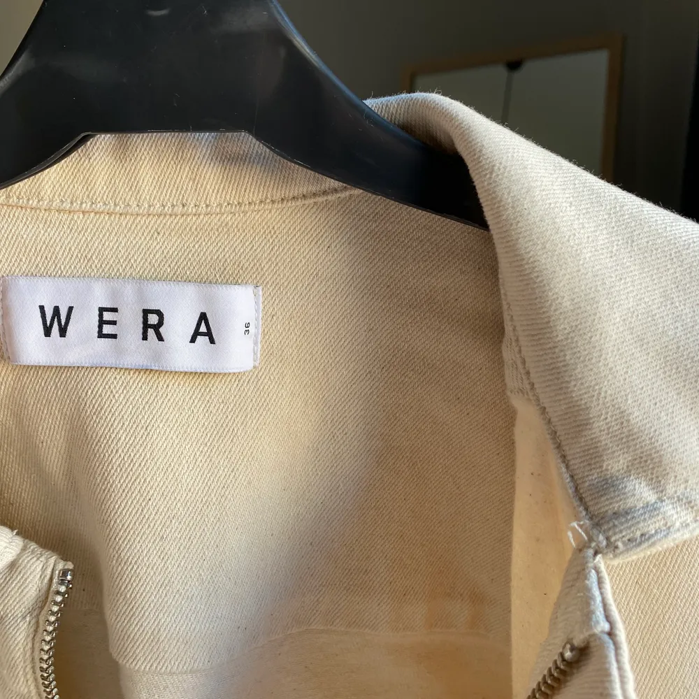 Superhärlig cremevit jacka från märket Wera. Perfekt för vår och sommar. Endast använd två gånger och inköpt förra året för 799 kr 🤍 frakten ingår ej i priset . Jackor.