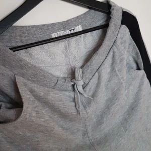 Junkyard mjukisbyxor - Junkyard mjukisbyxor, gråa med svarta detaljer. 