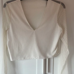 Vit meshtopp  - En vit meshtopp från bikbok. Används aldrig, använt ca 3 ggr. Har klippt bort lapparna då jag inte gillade att det syntes genom tröjan. Str S ❤️