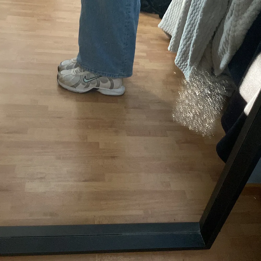 Säljer mina vår/höst sneakers från nike. Dem är i fint skick trots att jag själv köpte dem second hand och använt fåtal gånger själv. Säljer då dem är aningen för små för mig. Skor.