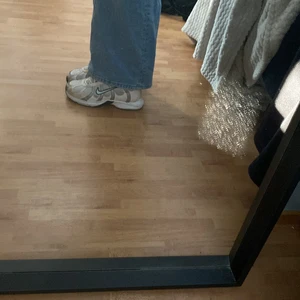 Nike sneakers stk 36 - Säljer mina vår/höst sneakers från nike. Dem är i fint skick trots att jag själv köpte dem second hand och använt fåtal gånger själv. Säljer då dem är aningen för små för mig