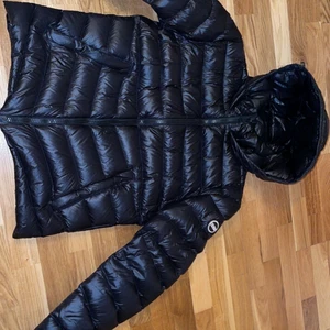 Colmar jacka - Säljer en colmar jacka. Förstår inte riktigt storlekarna men skulle säga att de är en S eller M. Säljer den för 1500kr men priset skulle kunna diskuteras. Fint skick (inga skador)