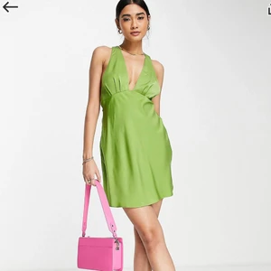 Klänning  - Säljer denna oanvända klänningen! super fin men inte det jag var ute efter, samt ryckte av lappen så kan ej lämna tillbaka❤️ därav jag säljer❤️ köparen står för frakt! Klänningen är i storlek 38! hör av dig vid frågor💕💕