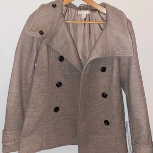 Hm kappa - Säljer denna kappa från HM! Den är så fin men kommer inte till användning❤️❤️❤️Den är i storlek 38 men passar också 36 för den är liten i storleken❤️❤️❤️Kom med bud! Fråga gärna om mer bilder privat❤️