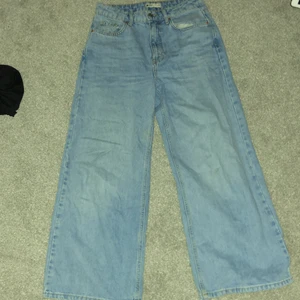 Jeans - Säljer dessa poupulära supersnygga jeans från gina som är slutsålda💙säljer eftersom de ej kommer till användning💙Pris kan diskuteras, hör av dig vid intresse💙