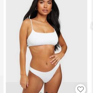 Säljer denna vita bikinin, så fint skick🥰 150kr för båda delarna! 