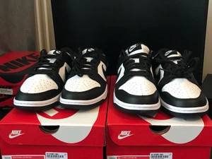 Nike Dunk Low Black White Panda any size - Säljer flera helt nya oanvända äkta par Nike SB Dunk Low i flera olika storlekar från 40-44 / us size 7.5 to us 10.Varje par säljs för 1799 och jag kan frakta runt hela Sverige med spårbar Postnords paket men köparen betalar frakten som är 99kr (tror jag) PS:Har kvitto för alla par skor och fråga via  DM  för flera bilder