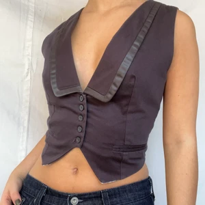 Svart kostymväst  - Söt svart kostymväst. Originellt storlek L men går att spänna i ryggen så sitter bra på mig som bär S i toppar vanligtvis. Plagget är i gott defetfritt skick. Köparen står för 51kr spårbar frakt eller möts upp i Halmstad. Högsta bud 90! Avslutas när annonsen markerats såld så buda på! Du vinner om ingen budar mer än dig på 24h 