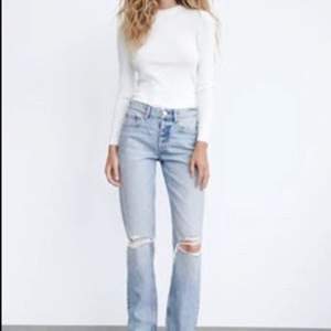 Säljes dessa zara jeans då de inte kommer till andvänding ! De är inte andvända nån gång alls ! Säljer de för 300kr st + eventuell frakt <3 jag är 174 och de är bra längd för mig men passar nog lite längre och går att eventuellt klippa!