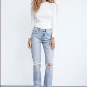 Zara jeans  - Säljes dessa zara jeans då de inte kommer till andvänding ! De är inte andvända nån gång alls ! Säljer de för 300kr st + eventuell frakt <3 jag är 174 och de är bra längd för mig men passar nog lite längre och går att eventuellt klippa!