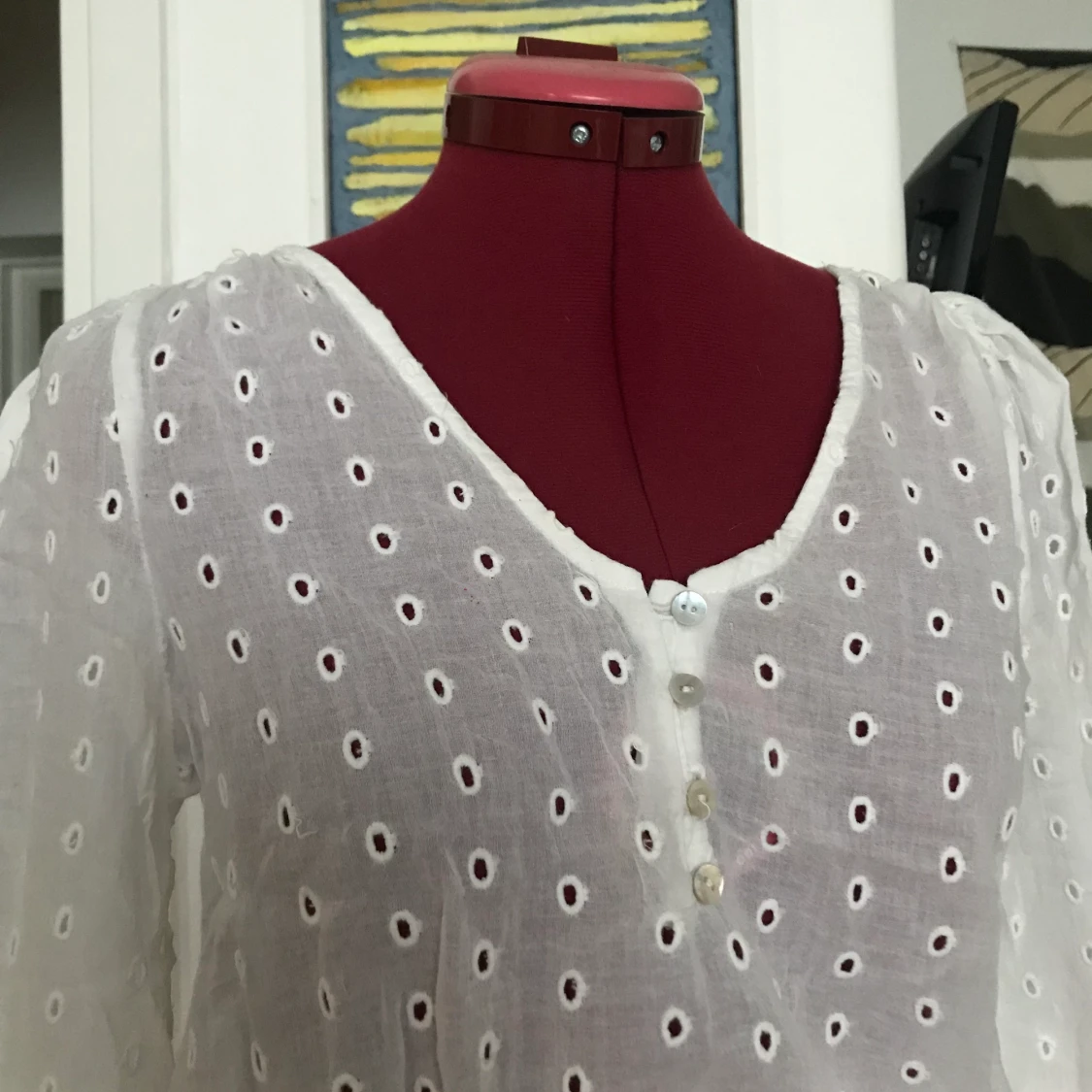 Vit blus med hålbrodyr - S  - 90