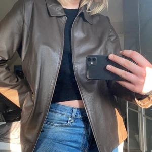 Brun äkta läderjacka  - super snygg brun skinnjacka av äkta läder, perfekt för våren. säljer då den helt enkelt inte bara kommit till användning. står att den är storlek XL men passar mig som annars har s-m! köpt secondhand med lapparna kvar, iprincip i nyskick🤍 prioriterar att möta upp 