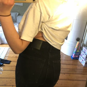 Bikbok storlek 24  - Ska nu sälja mina svarta Jeans från Bikbok lite använda inget märkbart så mycket bra skick alltså priset kan diskuteras men köptes för 600 och skulle kunna gå ner till minst 400kr tveka inte att höra av er