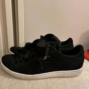 Puma skor i mockaimitation - Puma skor i mockaimitation med silkessnören, strl 38.         Fint skick, Pris 120 +frakt 69 kr