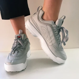 Fila skor - Mina fina #fila skor!! Har inte fått någon användning av dem så väljer att sälja dem! Kan mötas upp i malmö/Lund/Arlöv annars fraktar jag! #skor