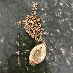 Guldigt halsband - gulligt fint halsband som går att öppna och ha 4 bilder i ✨ aldrig använt 