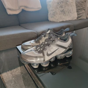 Vapormax - Hej! Jag hjälper min lillebror att sälja sina skor då de blivit för små.  Skorna har bara används ett fåtal gånger under sommaren. Därför är de i ett väldigt fint skick och så har de inga skador.   Inköpta på Zalando för 1545 kr.   Storlek 36,5   Säljer de för 500 it men pris kan diskuteras vid snabb affär.