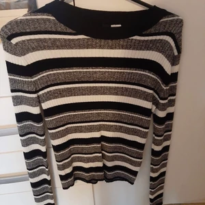 Tröja  - Det här är bara en enkelt randig tröja  och aldrig använd 