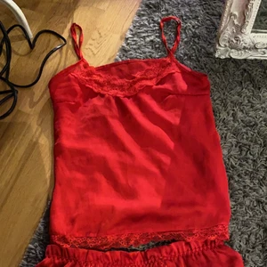 Pyjamas - Säljer ett rött pyjamasett använd fåtal gånger. I storlek S och säljs tillsammans eller enskilt. För båda delarna 60kr+frakt