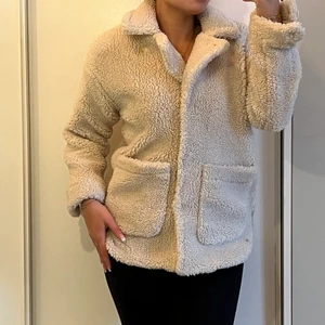 Monki jacka storlek XS - Säljer en super snygg krämvit jacka från monki i storlek XS, supersnygg och perfekt nu till våren men även toppen under hösten! 🤍🐻