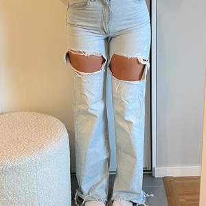 Säljer ett par super snygga ljusblå Zara jeans med hål i. Dem är raka och har en super snygg passform! Dessa är användna en gång. Då de är lite för små för mig tyvärr:/ 🤍