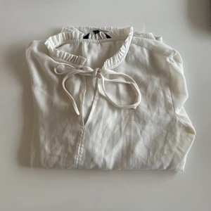Blus  - Vit blus från Vero Moda i Strl M! 