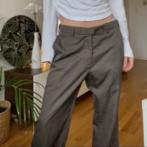 Bruna kostymbyxor - Supersnygga bruna kostymbyxor, perfekta till våren!🤎 Köpta secondhand och de saknar en lapp så vet varken märke eller storlek, men midjemåttet är 82cm och innerbenslängden 74cm, dock blir de längre om man väljer att ha de low waisted och de är därmed för långa för mig som är 1,66!