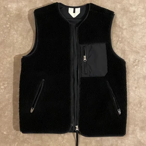 Arket väst  - Svart Arket pile väst. Använd en gång. Storlek small 