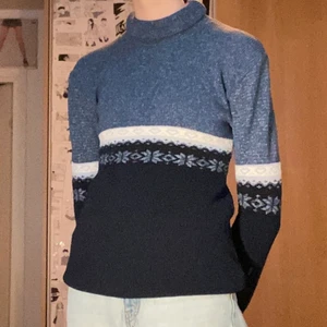 Vintage stickad tröja  - Tröja från sent 90-tal. Storlek L men passar till mindre storlekar:D !jag står inte för postens slarv!