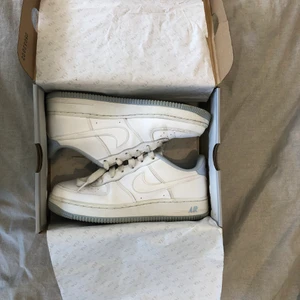 Nike air forces  - Säljer ett par vit-blåa nike air force i strl 38. Använda men i gott skick. Efter en tvätt så är de som nya igen! Nypris 1000kr, mitt pris 500kr. Säljer då jag inte använder dem. Hör av dig och du är intresserad och har frågor!❣️