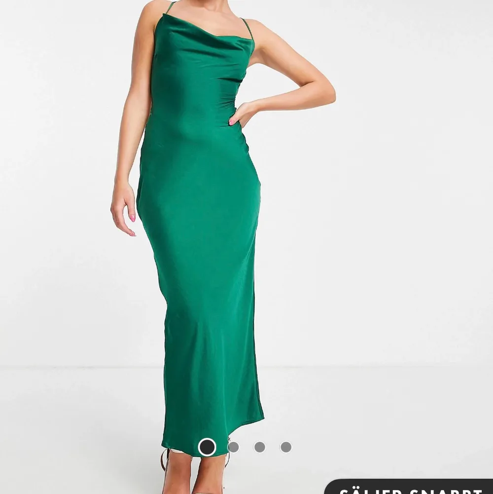 💕AVSLUTAD💕 Säljer denna extremt vackra klänning som är helt slutsåld från asos. Modellen heter ”smaragdgrön klänning”. Skriv privat för bud. Jag kan mötas upp i uppsala, annars står köparen för frakt☺️💕  Högsta bud: 800kr🌸 Budgivningen avslutas 12e april. Klänningar.