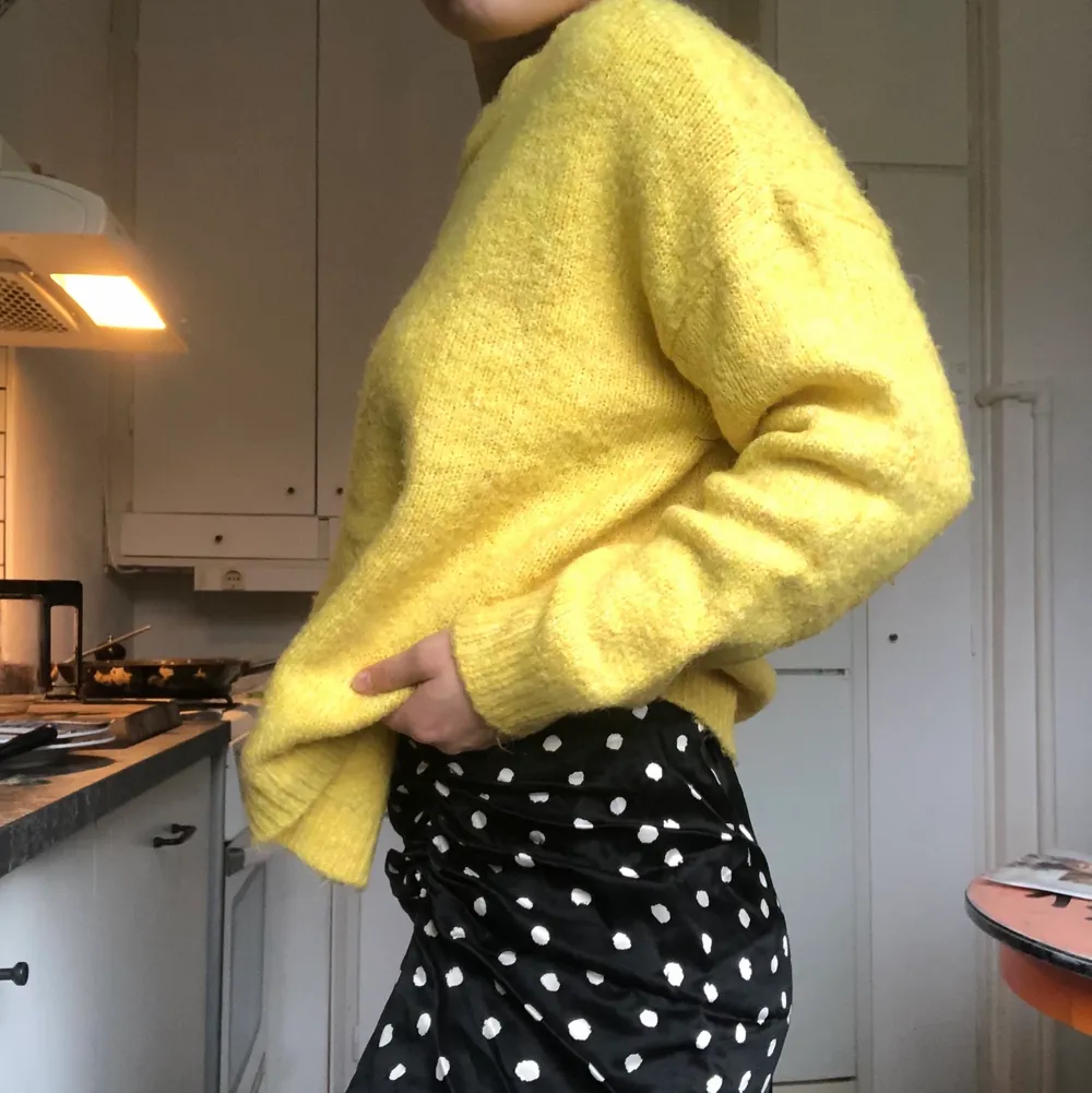 en mysig stickad tröja från Only i storlek S men då lite oversized så skulle säga att den passar M också! . Stickat.