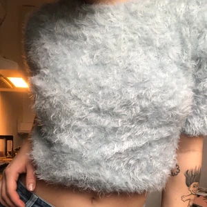 unik ljusblå fluffig tröja! - en babyblå lite croppad, lurvig tröja som är superskön och mjuk!!!