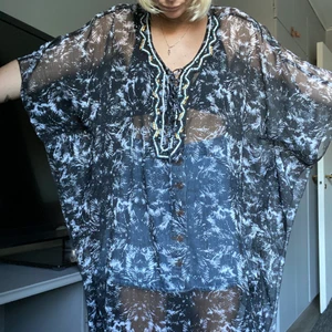 Strandkaftan  - Transparent strandkaftan som går att använda även utanför stranden. Den passar alla kroppar då den är oversized. Knappt använd och i superbra skick. 🦋🦋