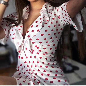 Sommar klänning  - Vit klänning med röda detaljer från PLT använd 1 gång