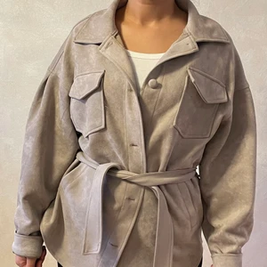 Fin sommar jacka  - Hej säljer min jacka den är som ny, storlek 34 kan passa S och M. Köpte för ungefär för 600kr för cirka 3 månader sen. Den är köpt på zalando. 